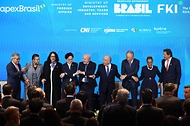 산업통상부와 브라질 외교부가 공동 주최하고 한국경제인협회와 Apex-Brasil(브라질 무역투자진흥공사)이 주관한 '한-브라질 비즈니스 포럼'이 2월 23일 서울 롯데호텔에서 개최됐다.<br>
<br>
루이스 이나시우 룰라 다 시우바 브라질 대통령이 참석한 이번 포럼에서는 첨단제조업·핵심광물, 인공지능(AI), 식품·미용·건강 소비재 등 유망 분야에서 양국 업계 간 협력 강화 방안을 논의하고 현지 진출에 관심이 있는 우리 기업을 대상으로 브라질 투자 환경에 대한 소개가 진행됐다.