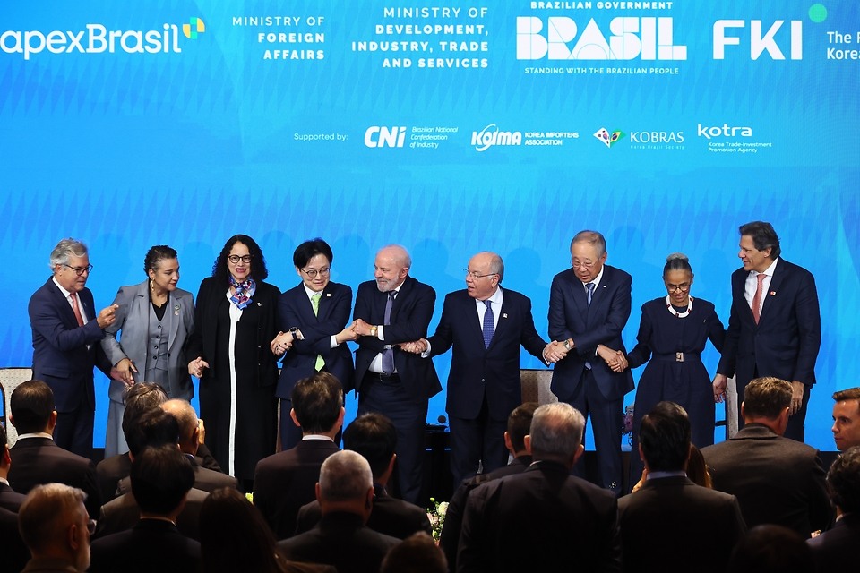 산업통상부와 브라질 외교부가 공동 주최하고 한국경제인협회와 Apex-Brasil(브라질 무역투자진흥공사)이 주관한 '한-브라질 비즈니스 포럼'이 2월 23일 서울 롯데호텔에서 개최됐다.<br>
<br>
루이스 이나시우 룰라 다 시우바 브라질 대통령이 참석한 이번 포럼에서는 첨단제조업·핵심광물, 인공지능(AI), 식품·미용·건강 소비재 등 유망 분야에서 양국 업계 간 협력 강화 방안을 논의하고 현지 진출에 관심이 있는 우리 기업을 대상으로 브라질 투자 환경에 대한 소개가 진행됐다.