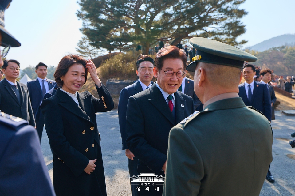 이재명 대통령이 2월 20일 충남 계룡대 대연병장에서 열린 육·해·공군 사관학교 통합임관식에 참석해 관계자와 악수하고 있다.
