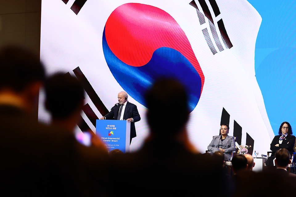 산업통상부와 브라질 외교부가 공동 주최하고 한국경제인협회와 Apex-Brasil(브라질 무역투자진흥공사)이 주관한 '한-브라질 비즈니스 포럼'이 2월 23일 서울 롯데호텔에서 개최됐다.<br>
<br>
루이스 이나시우 룰라 다 시우바 브라질 대통령이 참석한 이번 포럼에서는 첨단제조업·핵심광물, 인공지능(AI), 식품·미용·건강 소비재 등 유망 분야에서 양국 업계 간 협력 강화 방안을 논의하고 현지 진출에 관심이 있는 우리 기업을 대상으로 브라질 투자 환경에 대한 소개가 진행됐다.