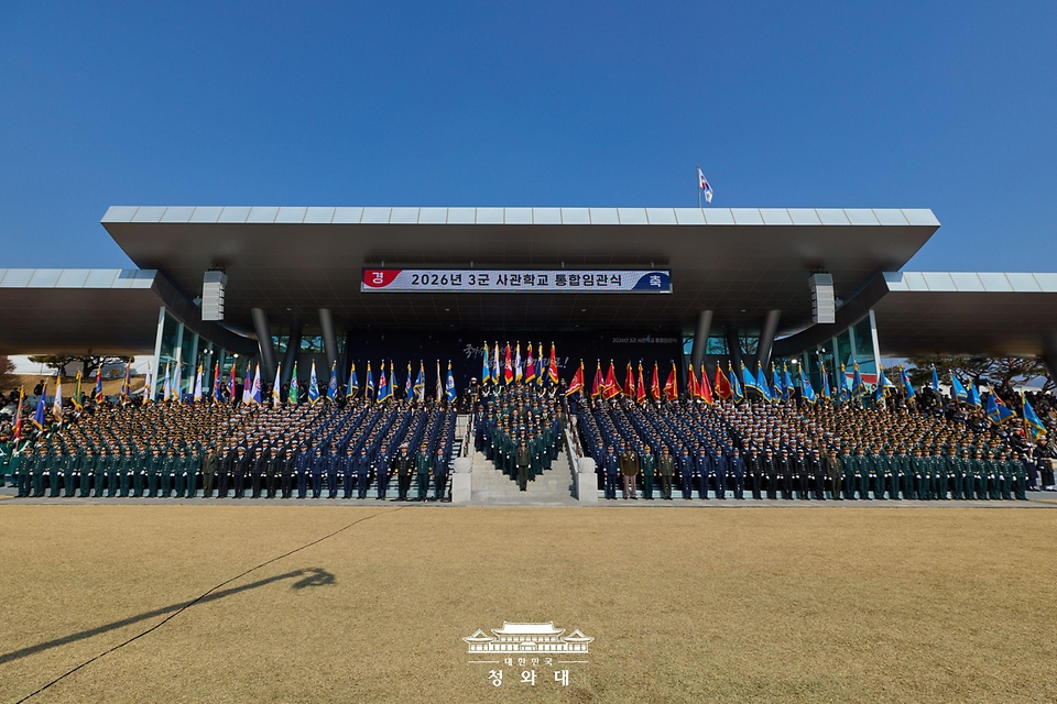 이재명 대통령과 김혜경 여사가 2월 20일 충남 계룡대 대연병장에서 열린 육·해·공군 사관학교 통합임관식에서 신임 장교들과 기념촬영을 하고 있다.