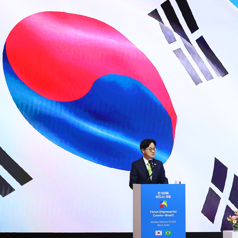 산업통상부와 브라질 외교부가 공동 주최하고 한국경제인협회와 Apex-Brasil(브라질 무역투자진흥공사)이 주관한 '한-브라질 비즈니스 포럼'이 2월 23일 서울 롯데호텔에서 개최됐다.<br>
<br>
루이스 이나시우 룰라 다 시우바 브라질 대통령이 참석한 이번 포럼에서는 첨단제조업·핵심광물, 인공지능(AI), 식품·미용·건강 소비재 등 유망 분야에서 양국 업계 간 협력 강화 방안을 논의하고 현지 진출에 관심이 있는 우리 기업을 대상으로 브라질 투자 환경에 대한 소개가 진행됐다.