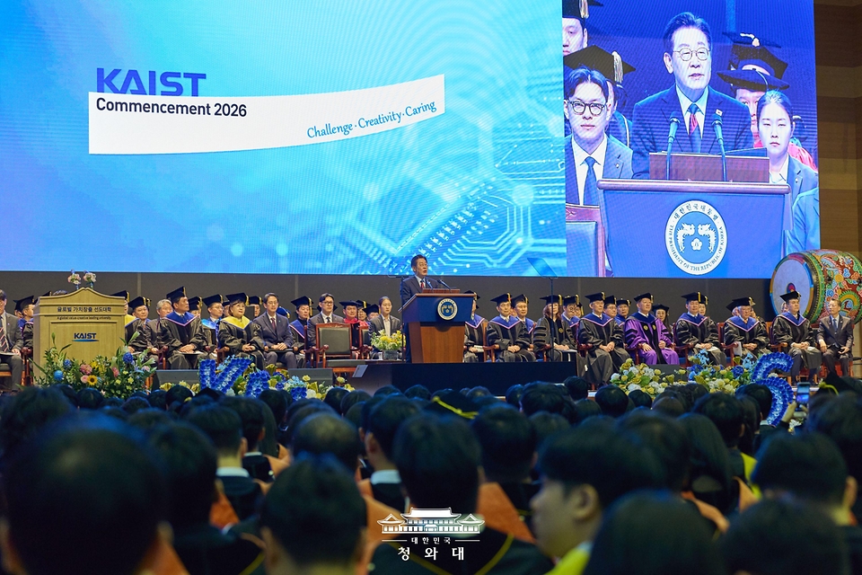 이재명 대통령이 2월 20일 대전 유성구 한국과학기술원(KAIST)에서 열린 학위수여식에서 축사를 하고 있다.