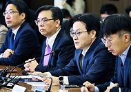 김정관 산업통상부 장관이 2월 23일 서울 중구 대한상공회의소 대회의실에서 외교부, 재정경제부, 농림축산식품부와 한국무역협회, 중기중앙회, 코트라 등 관련 관계 부처와 경제단체 및 지원기관 관계자가 참석한 가운데 열린 '미국 국제비상경제권한법(IEEPA) 판결 및 추가 관세조치 관련 민관합동 대책회의'를 주재하고 있다.