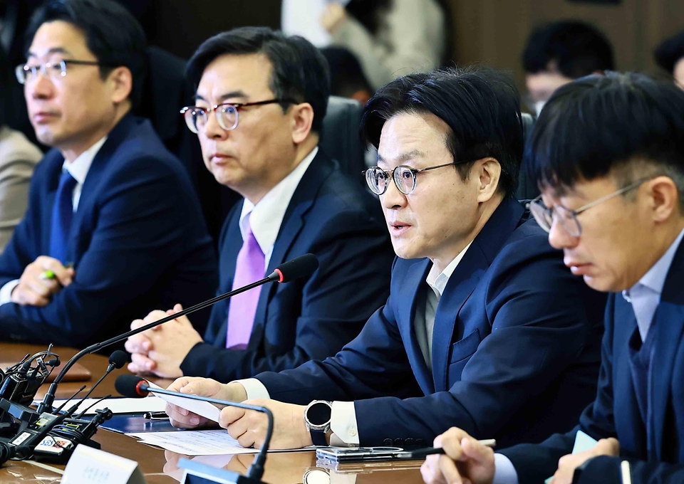 김정관 산업통상부 장관이 2월 23일 서울 중구 대한상공회의소 대회의실에서 외교부, 재정경제부, 농림축산식품부와 한국무역협회, 중기중앙회, 코트라 등 관련 관계 부처와 경제단체 및 지원기관 관계자가 참석한 가운데 열린 '미국 국제비상경제권한법(IEEPA) 판결 및 추가 관세조치 관련 민관합동 대책회의'를 주재하고 있다.