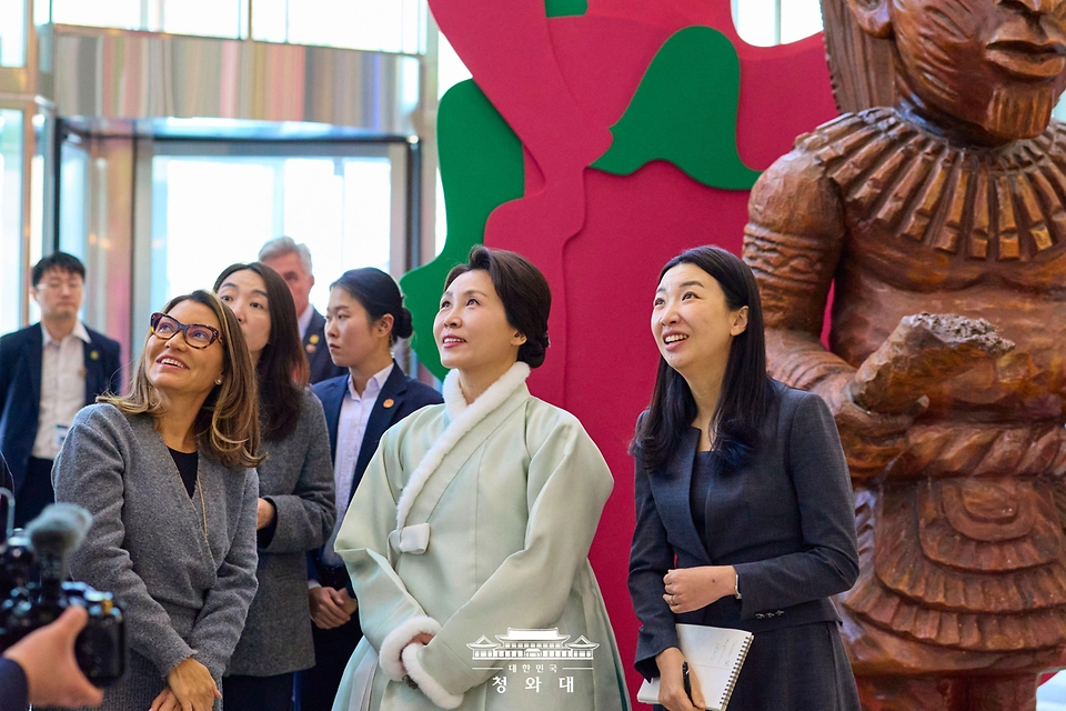 김혜경 여사가 2월 21일 경기 파주 국립민속박물관에서 루이스 이나시우 룰라 다시우바 브라질 대통령 부인 호잔젤라 다시우바 여사를 영접하고 있다.