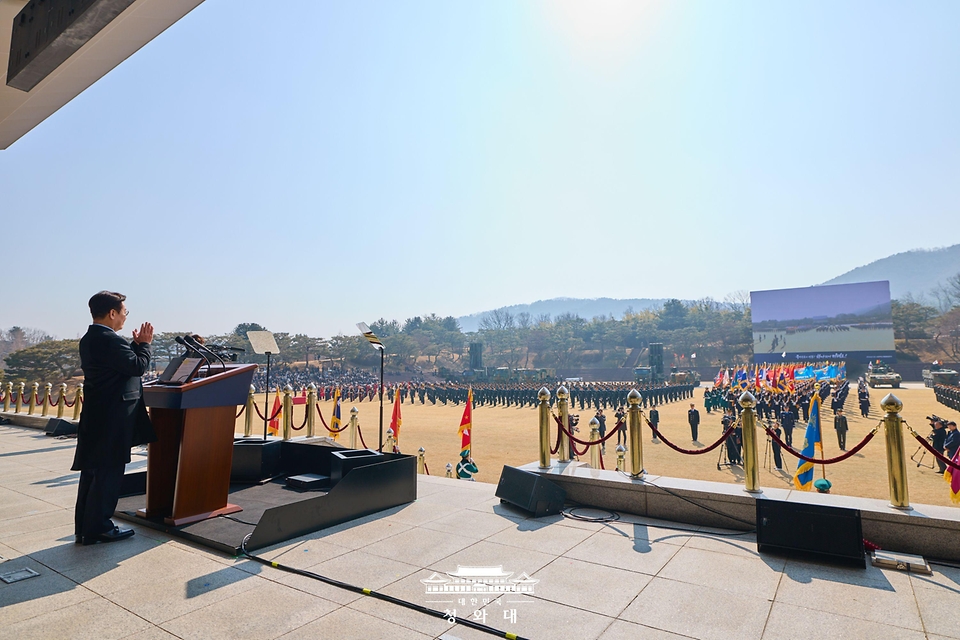 이재명 대통령이 2월 20일 충남 계룡대 대연병장에서 열린 육·해·공군 사관학교 통합임관식에서 축사에 앞서 박수를 치고 있다.