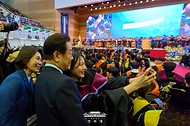 이재명 대통령과 김혜경 여사가 2월 20일 대전 유성구 한국과학기술원(KAIST)에서 열린 학위수여식에서 졸업생들과 기념촬영을 하고 있다.