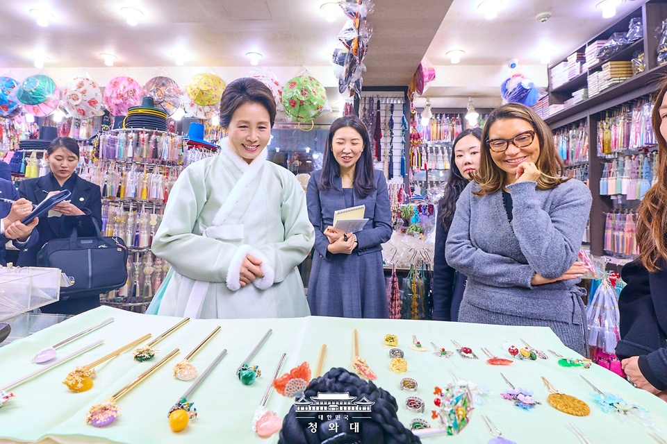 김혜경 여사와 루이스 이나시우 룰라 다시우바 브라질 대통령 부인 호잔젤라 다시우바 여사가 2월 21일 서울 종로구 광장시장에서 진행된 친교일정에서 한 가게를 방문해 장신구를 살펴보고 있다.