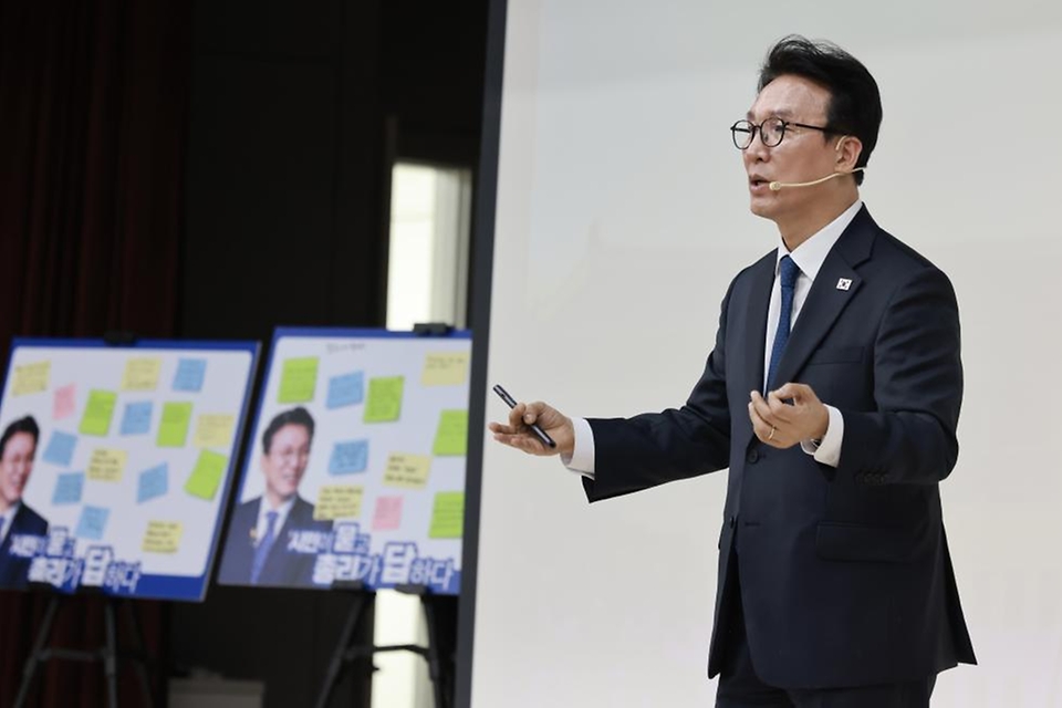 김민석 국무총리가 2월 21일 경북 포항시 포은흥해도서관에서 열린 더불어민주당 경북도당 초청 K-국정설명회에서 특별강연을 하고 있다.