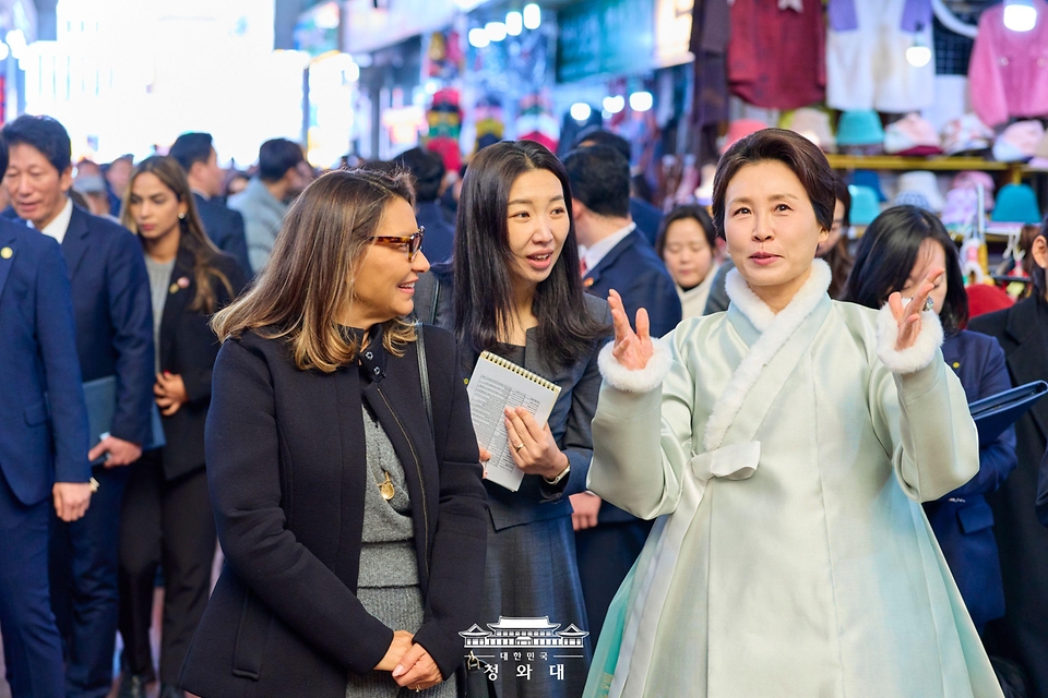 김혜경 여사와 루이스 이나시우 룰라 다시우바 브라질 대통령 부인 호잔젤라 다시우바 여사가 2월 21일 친교일정으로 서울 종로구 광장시장을 방문해 대화를 나누며 이동하고 있다.