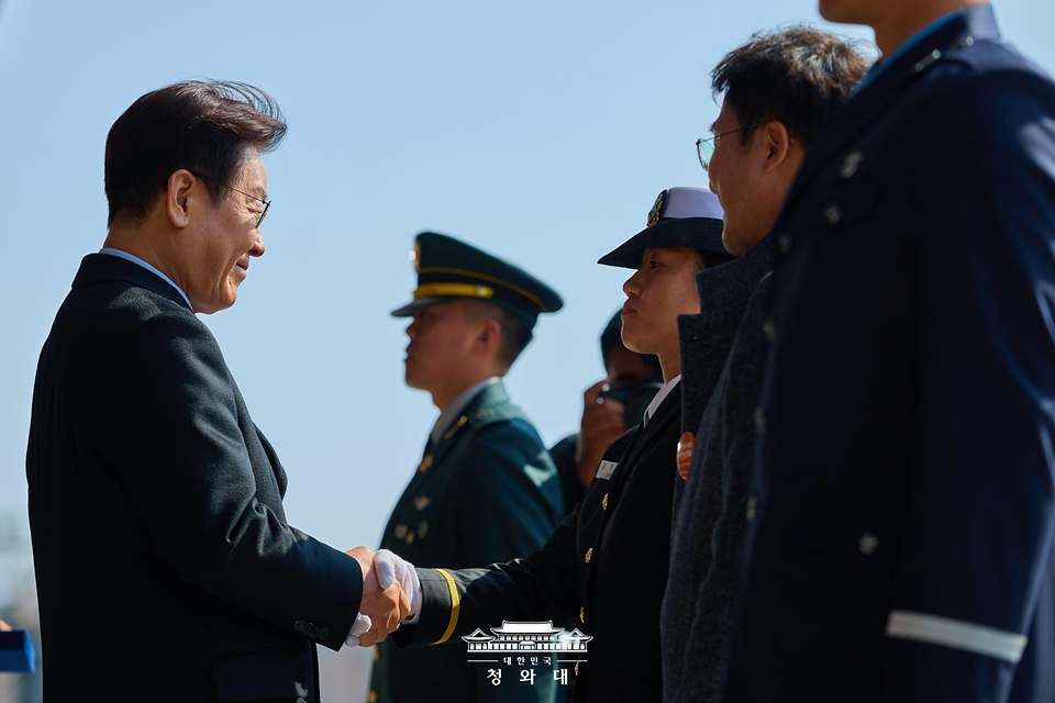 이재명 대통령이 2월 20일 충남 계룡대 대연병장에서 열린 육·해·공군 사관학교 통합임관식에서 신임 장교와 악수하고 있다.
