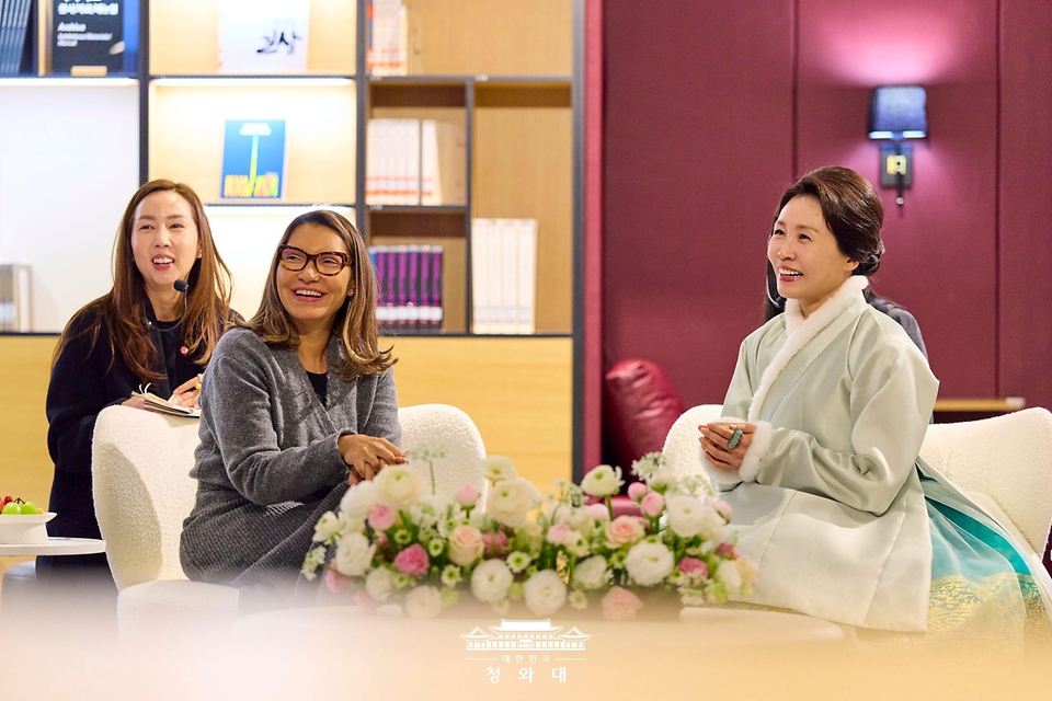 김혜경 여사와 루이스 이나시우 룰라 다시우바 브라질 대통령 부인 호잔젤라 다시우바 여사가 2월 21일 경기 파주 국립민속박물관에서 열린 친교 행사에서 차담을 하고 있다.