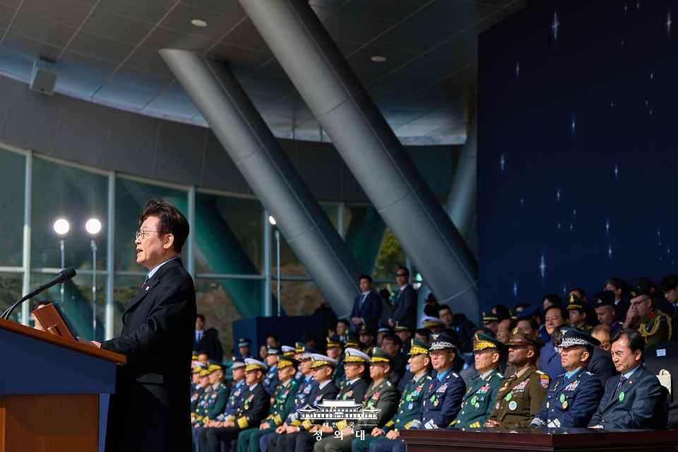 이재명 대통령이 2월 20일 충남 계룡대 대연병장에서 열린 육·해·공군 사관학교 통합임관식에서 축사를 하고 있다.