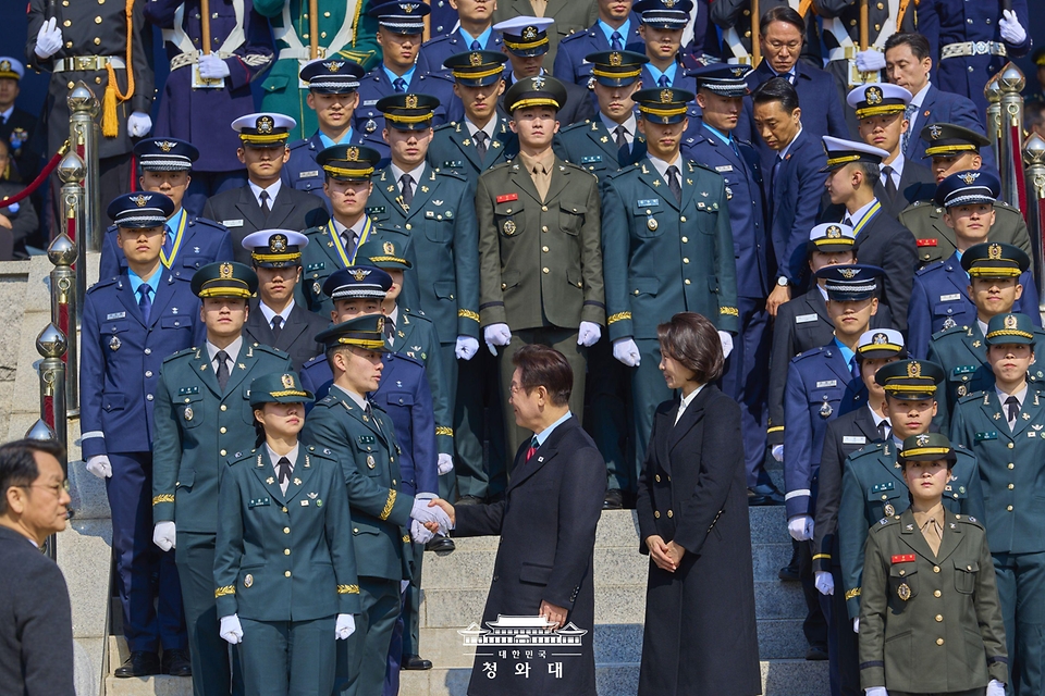 이재명 대통령이 2월 20일 충남 계룡대 대연병장에서 열린 육·해·공군 사관학교 통합임관식에서 신임 장교와 악수하고 있다.