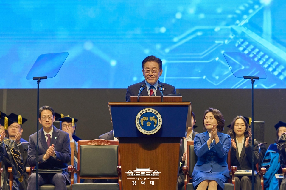이재명 대통령이 2월 20일 대전 유성구 한국과학기술원(KAIST)에서 열린 학위수여식에서 축사를 하고 있다.