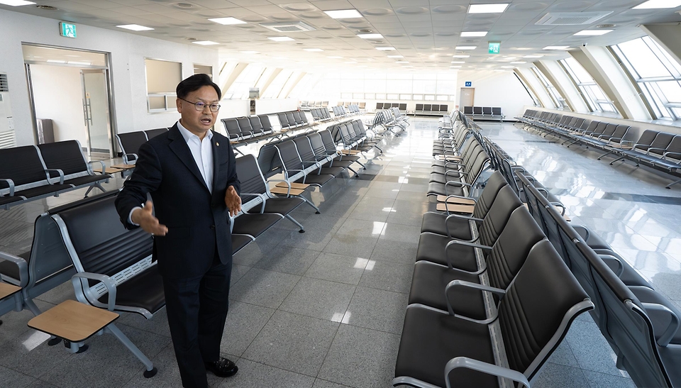 김성범 해양수산부 장관 직무대행이 2월 20일 부산항 영도 크루즈터미널을 방문해 2026년 준모항 운영에 따른 승선 준비 현황과 운영체계를 종합 점검하고 있다.