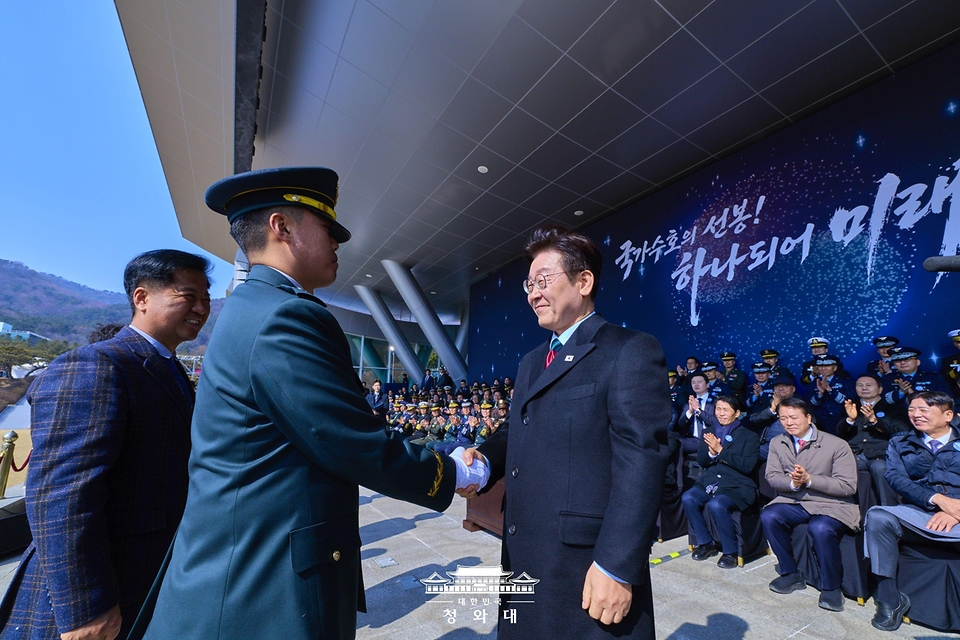 이재명 대통령이 2월 20일 충남 계룡대 대연병장에서 열린 육·해·공군 사관학교 통합임관식에서 신임 장교와 악수하고 있다.