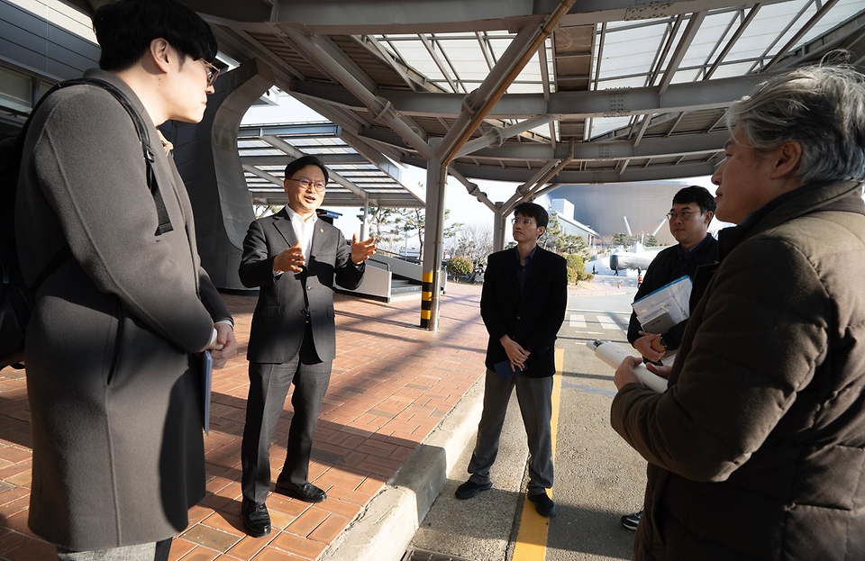 김성범 해양수산부 장관 직무대행이 2월 20일 부산항 영도 크루즈터미널을 방문해 2026년 준모항 운영에 따른 승선 준비 현황과 운영체계를 종합 점검하고 있다.