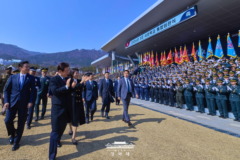 이재명 대통령이 2월 20일 충남 계룡대 대연병장에서 열린 육·해·공군 사관학교 통합임관식에서 신임 장교들을 격려하고 있다.