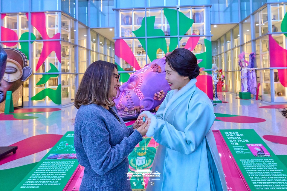 김혜경 여사와 루이스 이나시우 룰라 다시우바 브라질 대통령 부인 호잔젤라 다시우바 여사가 2월 21일 경기 파주 국립민속박물관에서 인사를 나누고 있다.