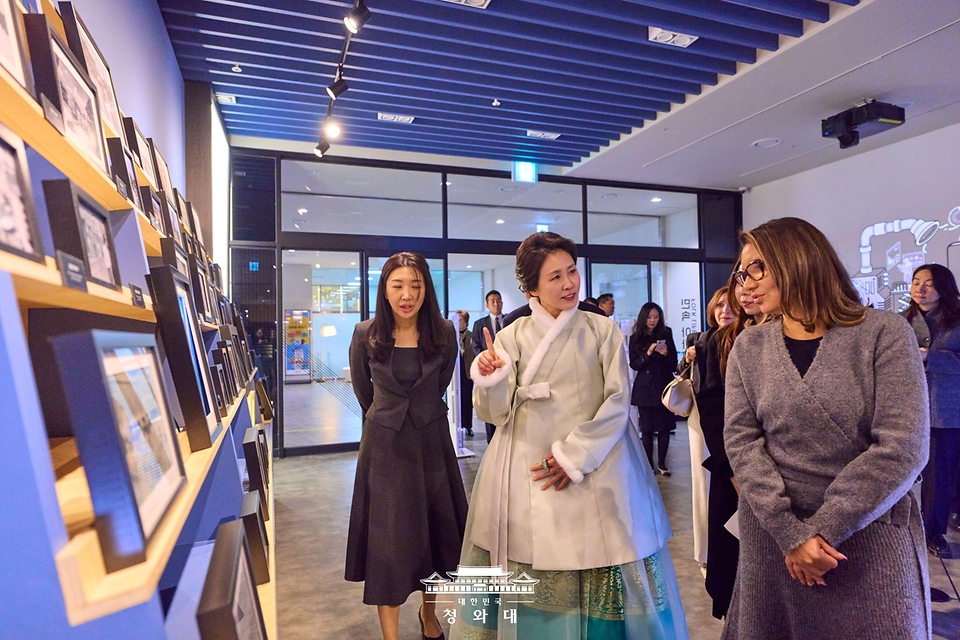 김혜경 여사와 루이스 이나시우 룰라 다시우바 브라질 대통령 부인 호잔젤라 다시우바 여사가 2월 21일 경기 파주 국립민속박물관에서 열린 친교 행사에서 수장고를 관람하고 있다.