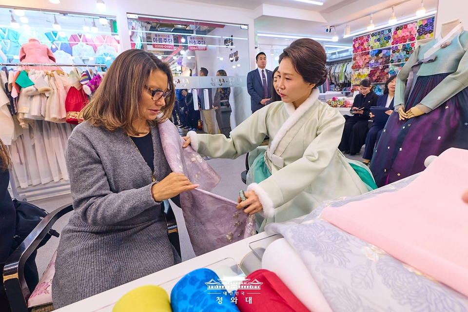 김혜경 여사와 루이스 이나시우 룰라 다시우바 브라질 대통령 부인 호잔젤라 다시우바 여사가 2월 21일 서울 종로구 광장시장의 한 한복가게에서 진행된 친교일정에서 함께 실크원단을 살펴보고 있다.