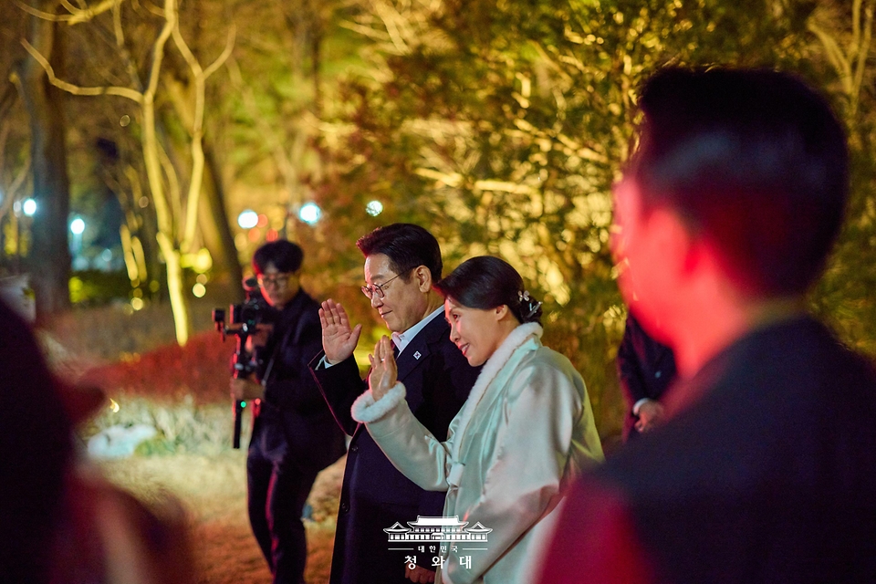 이재명 대통령과 김혜경 여사가 2월 23일 청와대 상춘재에서 친교행사 후 떠나는 루이스 이나시우 룰라 다 시우바 브라질 대통령 부부에게 인사하고 있다.