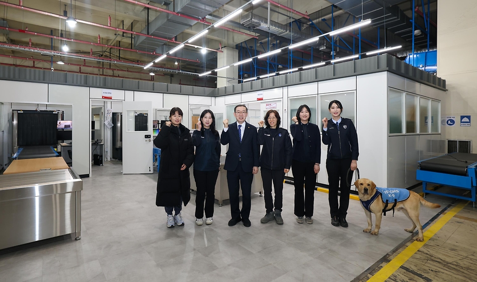 이명구 관세청장이 2월 20일 동서울우편집중국을 방문해 국제우편물 마약류 2차 검사 현장을 점검하고, 설 명절 직후에도 흔들림 없이 현장을 지키고 있는 직원들을 격려하고 있다.