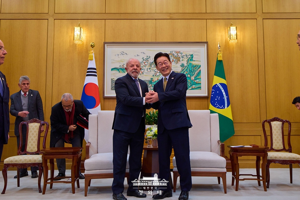 이재명 대통령과 루이스 이나시우 룰라 다 시우바 브라질 대통령이 2월 23일 청와대에서 소인수 정상회담에 앞서 기념촬영을 하고 있다.