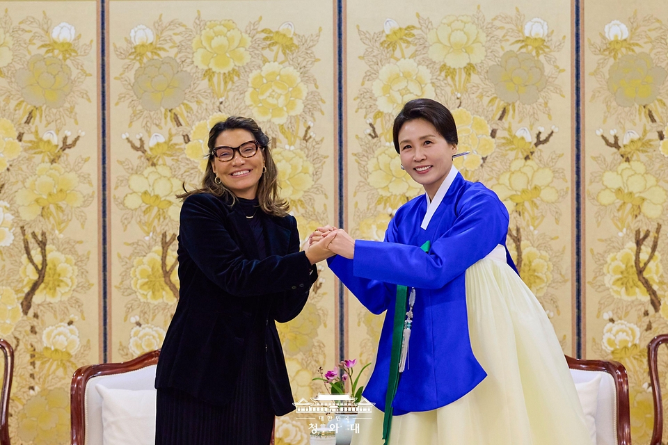 김혜경 여사가 2월 23일 청와대에서 루이스 이나시우 룰라 다 시우바 브라질 대통령과 함께 국빈 방한한 잔자 룰라 다 시우바 여사와 환담 전 기념촬영을 하고 있다.