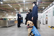 이명구 관세청장이 2월 20일 동서울우편집중국을 방문해 국제우편물 마약류 2차 검사 현장을 점검하고, 설 명절 직후에도 흔들림 없이 현장을 지키고 있는 직원들을 격려하고 있다.