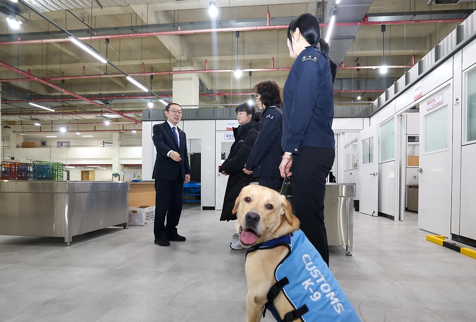 이명구 관세청장이 2월 20일 동서울우편집중국을 방문해 국제우편물 마약류 2차 검사 현장을 점검하고, 설 명절 직후에도 흔들림 없이 현장을 지키고 있는 직원들을 격려하고 있다.