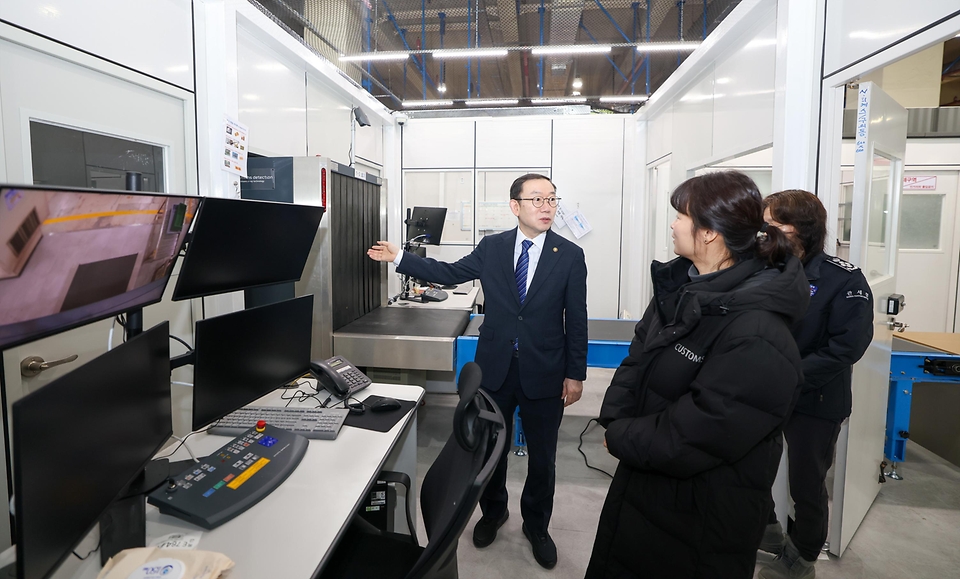 이명구 관세청장이 2월 20일 동서울우편집중국을 방문해 국제우편물 마약류 2차 검사 현장을 점검하고, 설 명절 직후에도 흔들림 없이 현장을 지키고 있는 직원들을 격려하고 있다.