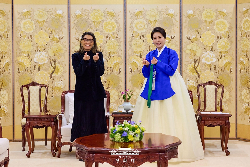 김혜경 여사가 2월 23일 청와대에서 루이스 이나시우 룰라 다 시우바 브라질 대통령과 함께 국빈 방한한 잔자 룰라 다 시우바 여사와 환담 전 기념촬영을 하고 있다.