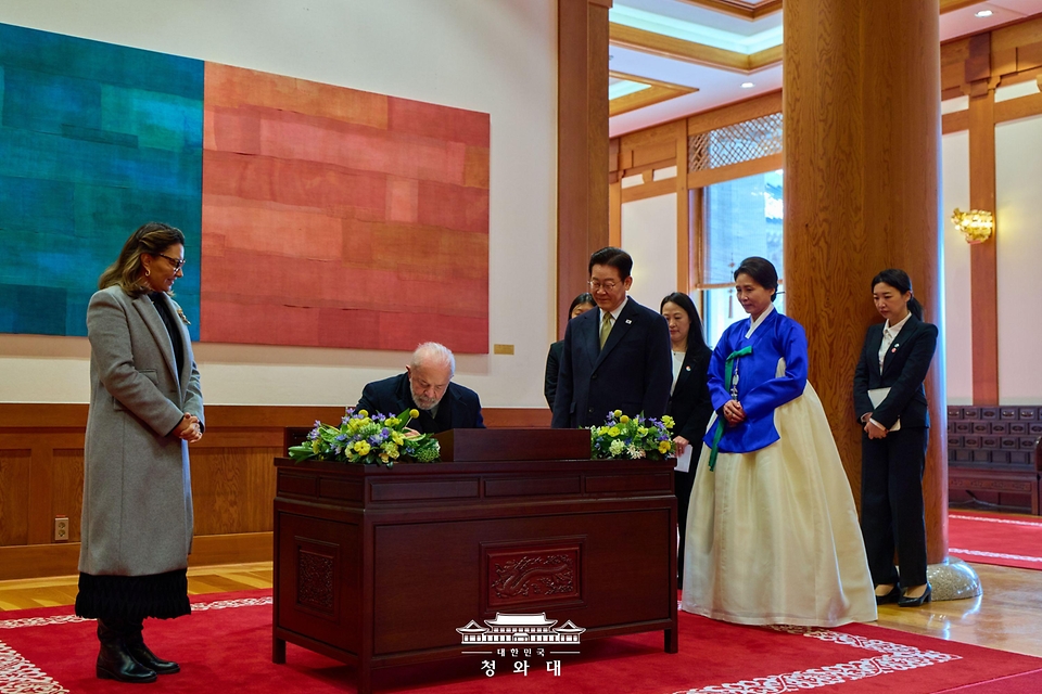 브라질 루이스 이나시우 룰라 다 시우바 대통령이 2월 23일 청와대에서 이재명 대통령과 정상회담에 앞서 방명록 서명을 하고 있다.