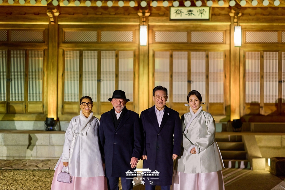 이재명 대통령과 김혜경 여사가 2월 23일 청와대 상춘재에서 브라질 루이스 이나시우 룰라 다 시우바 대통령, 부인 잔자 룰라 다 시우바 여사와 친교 일정을 하며 기념촬영을 하고 있다.