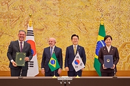 송미령 농림축산식품부 장관과 카를로스 파바루 브라질 농업축산부 장관이 2월 23일 청와대에서 이재명 대통령과 루이스 이나시우 룰라 다 시우바 브라질 대통령이 임석한 가운데 농업 분야 협력 양해각서 문건을 교환한 뒤 기념촬영을 하고 있다.