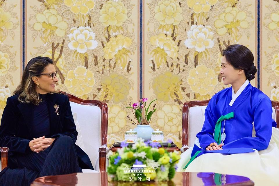 김혜경 여사가 2월 23일 청와대에서 루이스 이나시우 룰라 다 시우바 브라질 대통령과 함께 국빈 방한한 잔자 룰라 다 시우바 여사와 환담하고 있다.