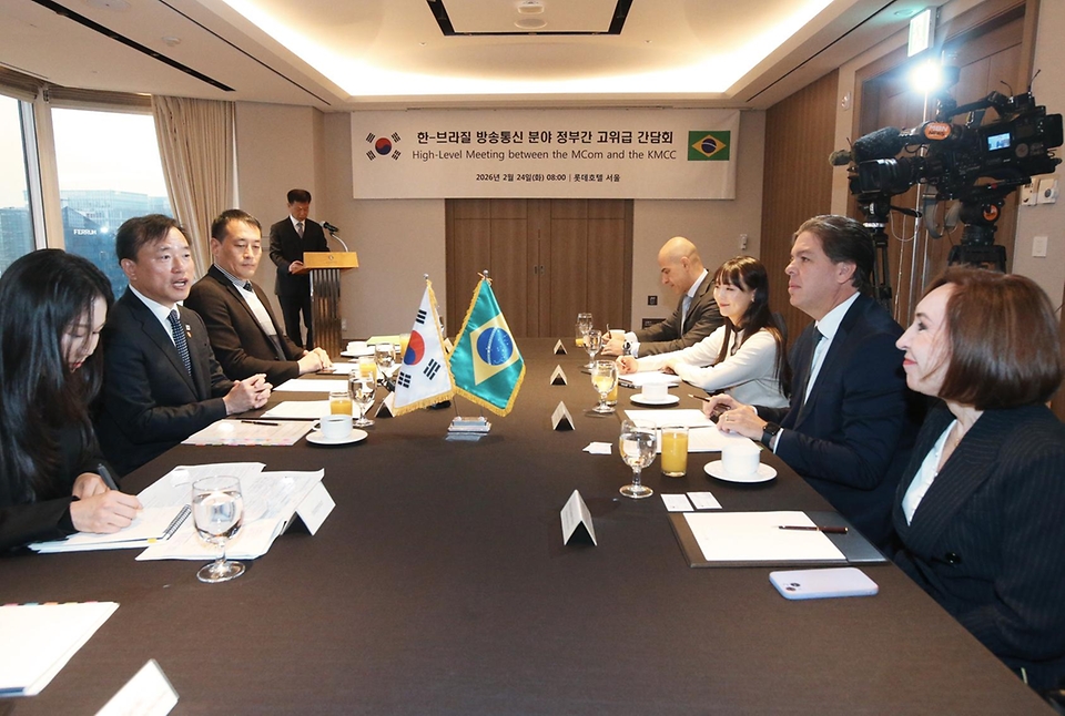 김종철 방송미디어통신위원회 위원장(왼쪽에서 두 번째)이 프레데리쿠 지 시케이라 필류 브라질 통신부 장관(오른쪽에서 두번째)과 2월 24일 서울 중구 롯데호텔에서 '한-브라질 방송통신 분야 정부 간 고위급 간담회'를 갖고 있다.