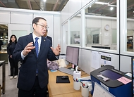 이명구 관세청장이 2월 20일 동서울우편집중국을 방문해 국제우편물 마약류 2차 검사 현장을 점검하고, 설 명절 직후에도 흔들림 없이 현장을 지키고 있는 직원들을 격려하고 있다.