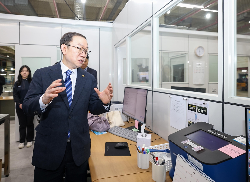 이명구 관세청장이 2월 20일 동서울우편집중국을 방문해 국제우편물 마약류 2차 검사 현장을 점검하고, 설 명절 직후에도 흔들림 없이 현장을 지키고 있는 직원들을 격려하고 있다.