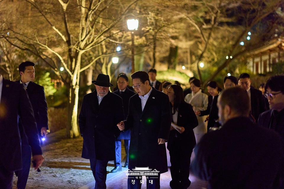 이재명 대통령이 2월 23일 청와대 상춘재에서 브라질 루이스 이나시우 룰라 다 시우바 대통령과 대화하며 이동하고 있다.