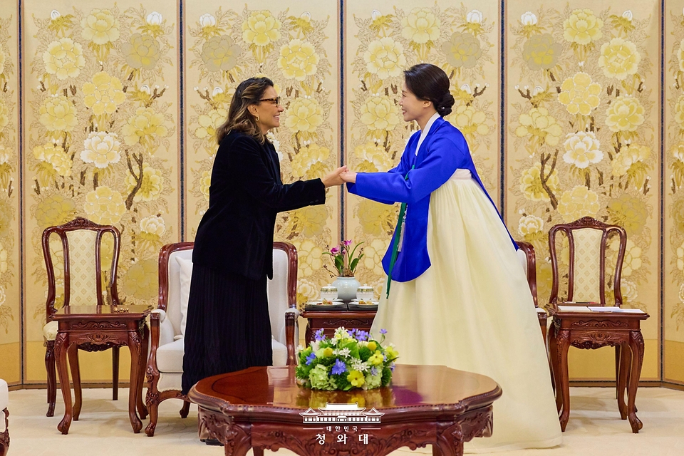 김혜경 여사가 2월 23일 청와대에서 루이스 이나시우 룰라 다 시우바 브라질 대통령과 함께 국빈 방한한 잔자 룰라 다 시우바 여사와 환담 전 기념촬영을 하고 있다. 