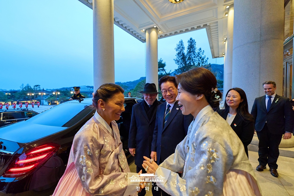 김혜경 여사가 2월 23일 청와대에서 열린 브라질 루이스 이나시우 룰라 다 시우바 대통령 국빈 방한 환영 만찬에서 한복을 입고 참석한 룰라 대통령 부인 잔자 룰라 다 시우바 여사와 인사하고 있다.