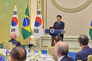 이재명 대통령이 2월 23일 청와대에서 열린 브라질 루이스 이나시우 룰라 다 시우바 대통령 국빈 방한 환영 만찬에서 만찬사를 하고 있다.