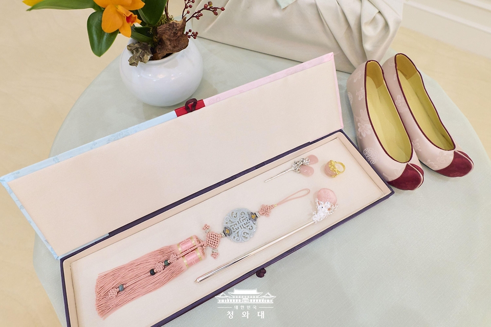 2월 23일 김혜경 여사가 청와대에서 루이스 이나시우 룰라 다 시우바 브라질 대통령 부인 잔자 룰라 다 시우바 여사에게 선물한 장신구와 꽃신.