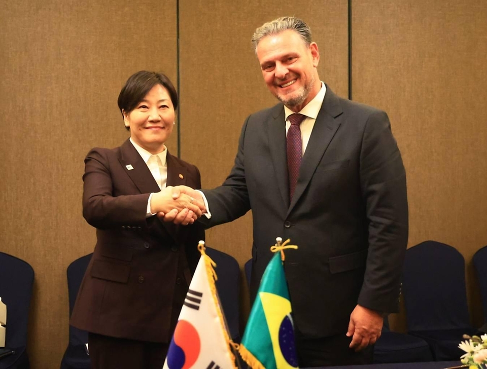 송미령 농림축산식품부 장관이 2월 23일 서울 중구 롯데호텔에서 카를로스 파바로(Carlos Fávaro) 농업축산부 장관을 만나 면담하고 있다.