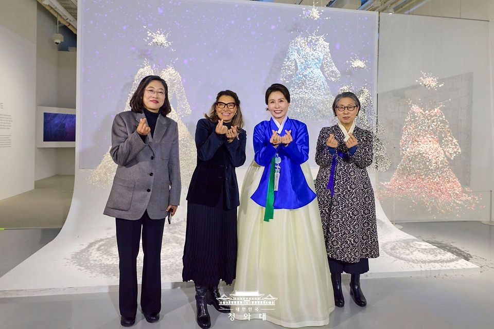 김혜경 여사와 브라질 루이스 이나시우 룰라 다 시우바 대통령의 부인 잔자 룰라 다 시우바 여사가 2월 23일 서울 종로구 서울공예박물관을 방문해  '패션아트' 금기숙 작가의 특별전 관람 후 기념촬영을 하고 있다.