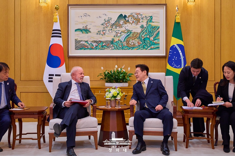 이재명 대통령과 루이스 이나시우 룰라 다 시우바 브라질 대통령이 2월 23일 청와대에서 소인수 정상회담을 하고 있다.